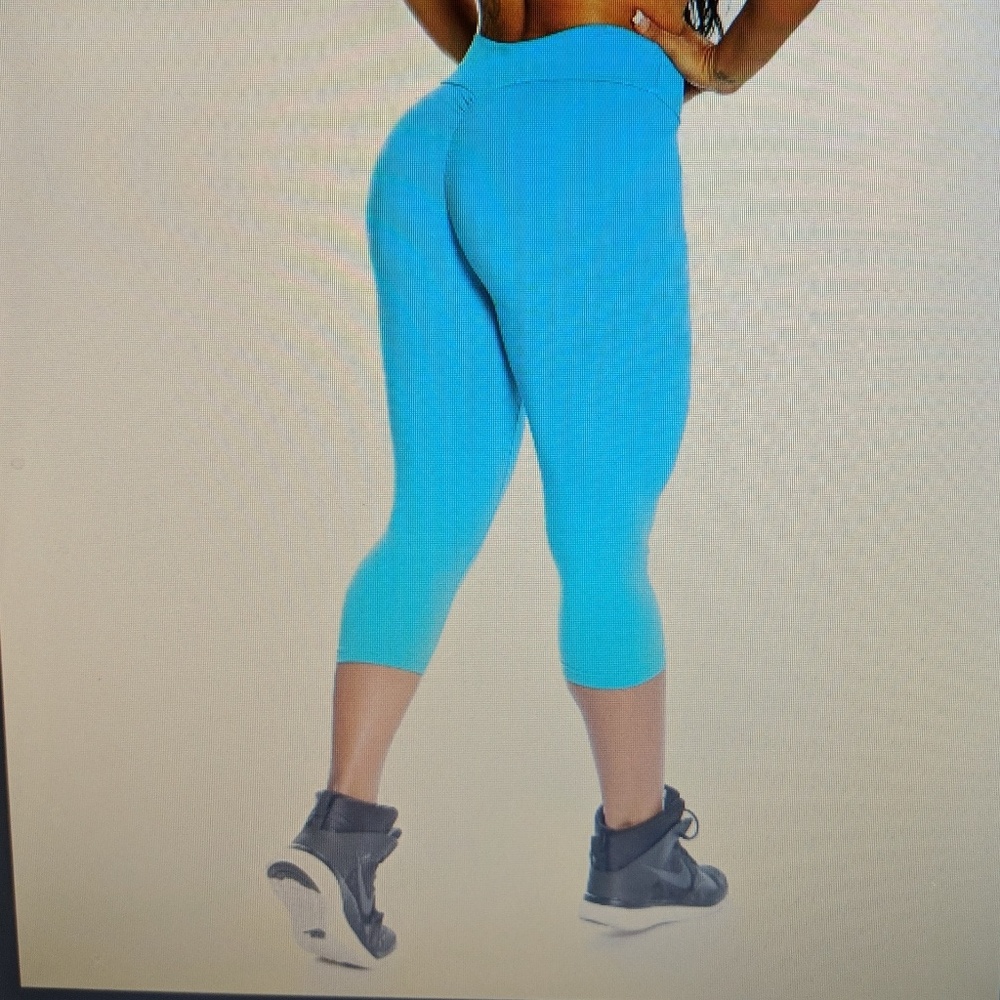 booty scrunch legging capris.